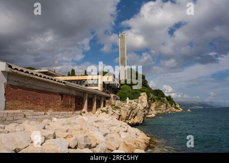 Split Lighthouse - Ein Denkmal für gefallene Arbeiter im Hafen von Split. Ein zweites Weltkriegsdenkmal in Split, Kroatien Stockfoto