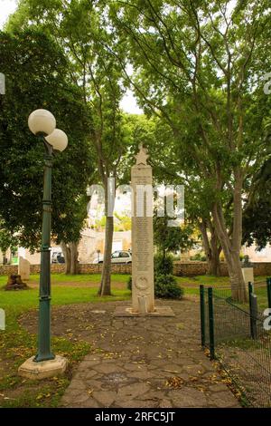 Sutivan, Kroatien - Mai 14. 2023. Ein zweites Weltkriegsdenkmal im Dorf Sutivan auf der Insel Brac in Kroatien. Es stammt aus der kommunistischen Jugoslawien-Ära Stockfoto