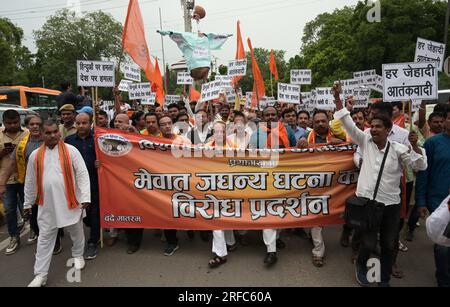 Prayagraj, Indien. 02/08/2023, Aktivisten und Unterstützer von Vishwa Hindu Parishad (VHP) nehmen an einer Demonstration gegen die Zusammenstöße zwischen den Kommunen im indischen Staat Haryana während eines Protests in Prayagraj in Prayagraj, Indien, Teil. Kredit: Anil Shakya/Alamy Live News Stockfoto