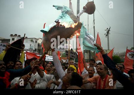 Prayagraj, Indien. 02/08/2023, Aktivisten und Unterstützer von Vishwa Hindu Parishad (VHP) nehmen an einer Demonstration gegen die Zusammenstöße zwischen den Kommunen im indischen Staat Haryana während eines Protests in Prayagraj in Prayagraj, Indien, Teil. Kredit: Anil Shakya/Alamy Live News Stockfoto