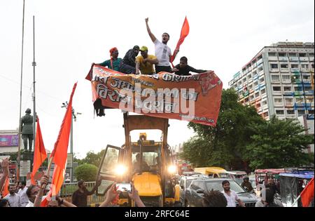 Prayagraj, Indien. 02/08/2023, Aktivisten und Unterstützer von Vishwa Hindu Parishad (VHP) nehmen an einer Demonstration gegen die Zusammenstöße zwischen den Kommunen im indischen Staat Haryana während eines Protests in Prayagraj in Prayagraj, Indien, Teil. Kredit: Anil Shakya/Alamy Live News Stockfoto