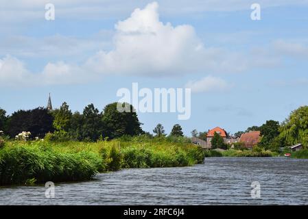 Broek op Langedijk, Niederlande. 14. Juli 2023. Das Gebiet der tausend Inseln in der Nähe von Scharwoude. Hochwertiges Foto Stockfoto