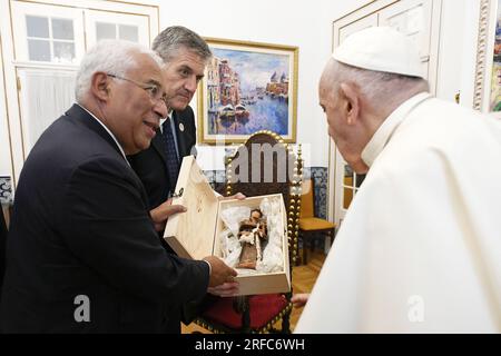 Lissabon, Portugal. 02. Aug. 2023. Papst Franziskus trifft am 2. August 2023 in Lissabon, Portugal, den portugiesischen Premierminister Antonio Costa. Papst Franziskus besucht Portugal anlässlich des Weltjugendtages und er wird während seines fünftägigen Besuchs durch das Land reisen. Foto: (EV) Vatikanische Medien/ABACAPRESS.COM Kredit: Abaca Press/Alamy Live News Stockfoto