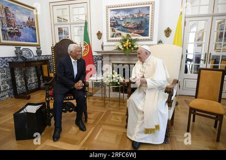 Lissabon, Portugal. 02. Aug. 2023. Papst Franziskus trifft am 2. August 2023 in Lissabon, Portugal, den portugiesischen Premierminister Antonio Costa. Papst Franziskus besucht Portugal anlässlich des Weltjugendtages und er wird während seines fünftägigen Besuchs durch das Land reisen. Foto: (EV) Vatikanische Medien/ABACAPRESS.COM Kredit: Abaca Press/Alamy Live News Stockfoto