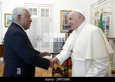 Lissabon, Portugal. 02. Aug. 2023. Papst Franziskus trifft am 2. August 2023 in Lissabon, Portugal, den portugiesischen Premierminister Antonio Costa. Papst Franziskus besucht Portugal anlässlich des Weltjugendtages und er wird während seines fünftägigen Besuchs durch das Land reisen. Foto: (EV) Vatikanische Medien/ABACAPRESS.COM Kredit: Abaca Press/Alamy Live News Stockfoto