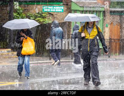 Fotoshows: Feuchtes August-Wetter in London, während heftige Schauer und Stürme die Hauptstadt 2.8.23 heimsuchten Bild gavin rodgers/pixel8000 Stockfoto