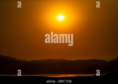Reflexion der goldenen Stunde Sonne im See Stockfoto