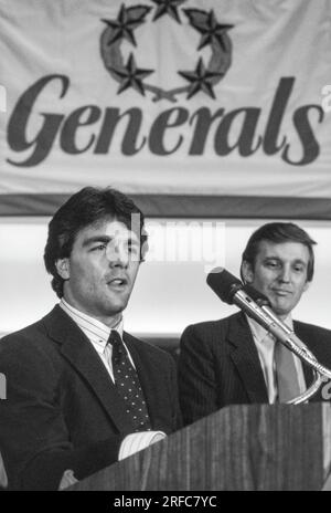 Doug Flutie spricht, wie Donald Trump zusieht. Donald Trump übernimmt die US Football League New Jersey Generals - 1985. Foto von Bernard Gotfryd Stockfoto