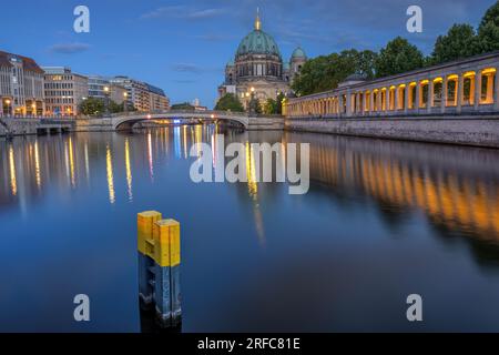 Der Berliner Dom, die Museumsinsel und die Spree in der Abenddämmerung Stockfoto