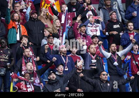 Genk, Belgien. 02. Aug. 2023. GENK, BELGIEN - AUGUST 2: Fans des Servette FC singen während des UEFA Champions League-Spiels zwischen KRC Genk und Servette FC in der Cegeka Arena am 2. August 2023 in Genk, Belgien (Foto von Jeroen Meuwsen/Orange Pictures). Guthaben: Orange Pics BV/Alamy Live News Stockfoto