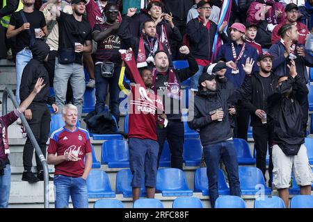 Genk, Belgien. 02. Aug. 2023. GENK, BELGIEN - AUGUST 2: Fans des Servette FC jubeln während des UEFA Champions League-Spiels zwischen KRC Genk und Servette FC in der Cegeka Arena am 2. August 2023 in Genk, Belgien (Foto von Jeroen Meuwsen/Orange Pictures). Guthaben: Orange Pics BV/Alamy Live News Stockfoto