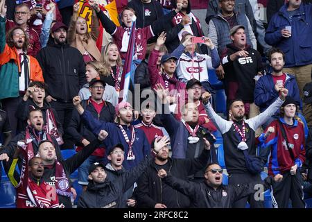 Genk, Belgien. 02. Aug. 2023. GENK, BELGIEN - AUGUST 2: Fans des Servette FC singen während des UEFA Champions League-Spiels zwischen KRC Genk und Servette FC in der Cegeka Arena am 2. August 2023 in Genk, Belgien (Foto von Jeroen Meuwsen/Orange Pictures). Guthaben: Orange Pics BV/Alamy Live News Stockfoto