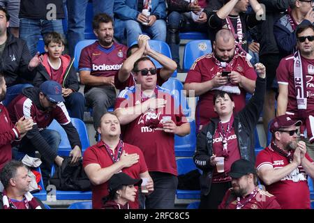 Genk, Belgien. 02. Aug. 2023. GENK, BELGIEN - AUGUST 2: Fans des Servette FC singen während des UEFA Champions League-Spiels zwischen KRC Genk und Servette FC in der Cegeka Arena am 2. August 2023 in Genk, Belgien (Foto von Jeroen Meuwsen/Orange Pictures). Guthaben: Orange Pics BV/Alamy Live News Stockfoto