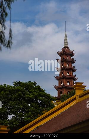 Hanoi, Vietnam - 28. Mai 2023: Die Tran Quoc Pagode, die sich auf einer kleinen Insel im Westsee von Hanoi befindet, ist ein alter buddhistischer Tempel, der für seine Reichen bekannt ist Stockfoto