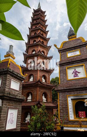 Hanoi, Vietnam - 28. Mai 2023: Die Tran Quoc Pagode, die sich auf einer kleinen Insel im Westsee von Hanoi befindet, ist ein alter buddhistischer Tempel, der für seine Reichen bekannt ist Stockfoto