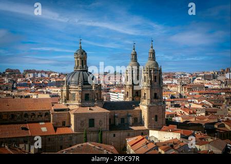 Blick auf die Stadt Salamanca, Spanien, mit der Kirche La Clerecia im Vordergrund mit ihren hohen Türmen Stockfoto