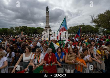 Lissabon, Portugal. 02. Aug. 2023. Mehrere Leute kamen, um Papst Franziskus I. während seines offiziellen Besuchs im Regierungspalast von Belecm zu begrüßen. Im Rahmen seiner Teilnahme am Weltjugendtag beginnt der höchste Pontifex seinen Besuch in Portugal. Kredit: SOPA Images Limited/Alamy Live News Stockfoto