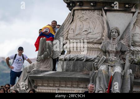 Lissabon, Portugal. 02. Aug. 2023. Mehrere Leute kamen, um Papst Franziskus I. während seines offiziellen Besuchs im Regierungspalast von Belecm zu begrüßen. Im Rahmen seiner Teilnahme am Weltjugendtag beginnt der höchste Pontifex seinen Besuch in Portugal. Kredit: SOPA Images Limited/Alamy Live News Stockfoto