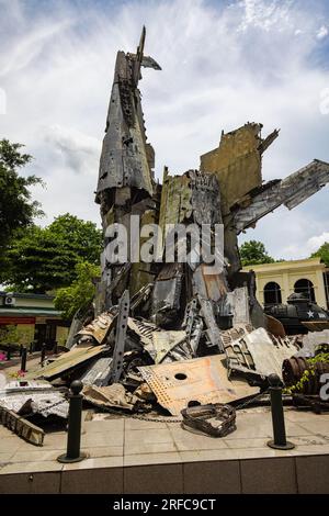 Hanoi, Vietnam - 28. Mai 2023: Das Vietnam Military History Museum ist voller Überreste der vergangenen Schlachten. Reihen von Flugzeugen, Panzern und verblassten Uniformen w Stockfoto