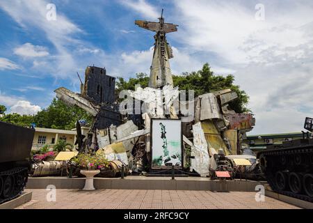 Hanoi, Vietnam - 28. Mai 2023: Das Vietnam Military History Museum ist voller Überreste der vergangenen Schlachten. Reihen von Flugzeugen, Panzern und verblassten Uniformen w Stockfoto