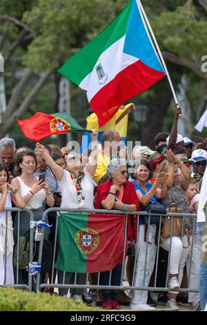 Lissabon, Portugal. 02. Aug. 2023. Mehrere Leute kommen, um Papst Franziskus I. während seines offiziellen Besuchs im Regierungspalast von Belecm zu begrüßen. Im Rahmen seiner Teilnahme am Weltjugendtag beginnt der höchste Pontifex seinen Besuch in Portugal. Kredit: SOPA Images Limited/Alamy Live News Stockfoto