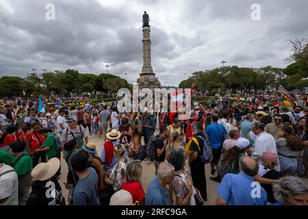 Lissabon, Portugal. 02. Aug. 2023. Mehrere Leute kommen, um Papst Franziskus I. während seines offiziellen Besuchs im Regierungspalast von Belecm zu begrüßen. Im Rahmen seiner Teilnahme am Weltjugendtag beginnt der höchste Pontifex seinen Besuch in Portugal. Kredit: SOPA Images Limited/Alamy Live News Stockfoto