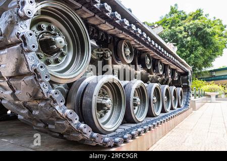 Hanoi, Vietnam - 28. Mai 2023: Ein imposanter T-54-Panzer, ein russischer Stahlriese aus der Vergangenheit, steht wächter im Vietnam Military History Museum, Stockfoto