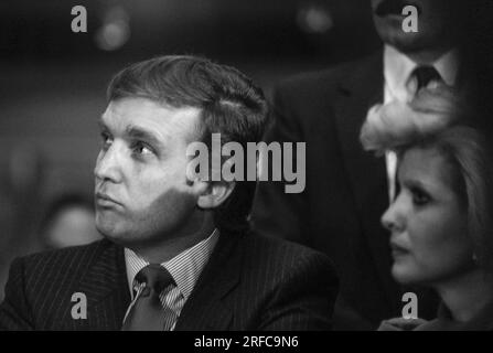 Doug Flutie spricht, wie Donald Trump zusieht. Donald Trump übernimmt die US Football League New Jersey Generals - 1985. Foto von Bernard Gotfryd Stockfoto