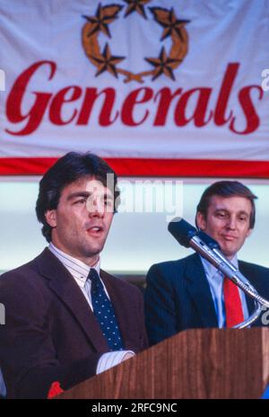 Doug Flutie spricht, wie Donald Trump zusieht. Donald Trump übernimmt die US Football League New Jersey Generals - 1985. Foto von Bernard Gotfryd Stockfoto