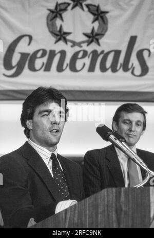 Doug Flutie spricht, wie Donald Trump zusieht. Donald Trump übernimmt die US Football League New Jersey Generals - 1985. Foto von Bernard Gotfryd Stockfoto