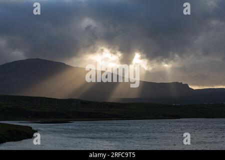 Krepuskulare Strahlen über dem Trotternish Ridge und Loch Mealt, Isle of Skye, Schottland Stockfoto