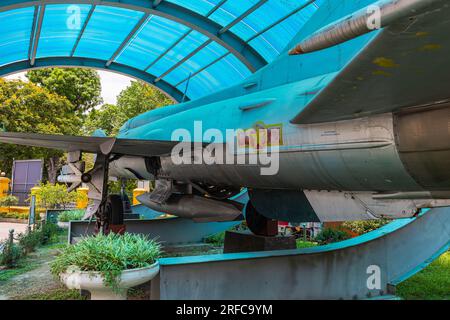 Hanoi, Vietnam - 28. Mai 2023: Eine schlanke, bedrohliche MiG-17, ein Relikt des Vietnamkriegs, hoch oben im Vietnam Military History Museum. Ein starkes s Stockfoto