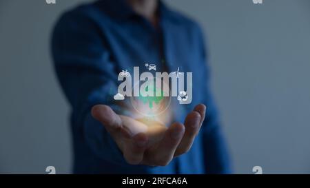 Hand-Hold Virtual Global mit CO2-reduzierendem Symbol für das Konzept der Reduzierung der Kohlendioxidemissionen und der CO2-Bilanz. Stockfoto