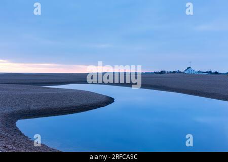 Gezeitenbecken am Strand in der Shingle Street Suffolk Stockfoto