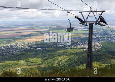 Ländliche Berglandschaft mit dem Skilift zum Berg Tserkovka, Belokurikha, Altai Krai, Russland Stockfoto