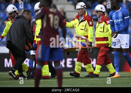 Genk, Belgien. 02. Aug. 2023. Bryan Heynen von Genk sieht bei einem Fußballspiel zwischen dem belgischen KRC Genk und dem Swiss Servette FC am Mittwoch, den 02. August 2023 in Genk, der ersten Etappe der zweiten Qualifikationsrunde für das UEFA Champions League-Gewinnspiel, verletzt aus. BELGA FOTO JOHAN EYCKENS Kredit: Belga News Agency/Alamy Live News Stockfoto