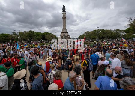 Lissabon, Portugal. 02. Aug. 2023. Mehrere Leute kommen, um Papst Franziskus I. während seines offiziellen Besuchs im Regierungspalast von Belecm zu begrüßen. Im Rahmen seiner Teilnahme am Weltjugendtag beginnt der höchste Pontifex seinen Besuch in Portugal. (Foto: Jorge Castellanos/SOPA Images/Sipa USA) Guthaben: SIPA USA/Alamy Live News Stockfoto