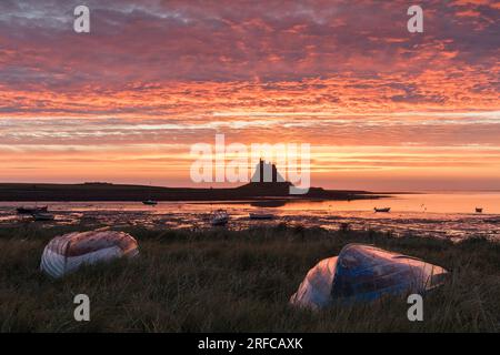 Sonnenaufgang über Lindisfarne Castle, Holy Island, Northumberland Stockfoto