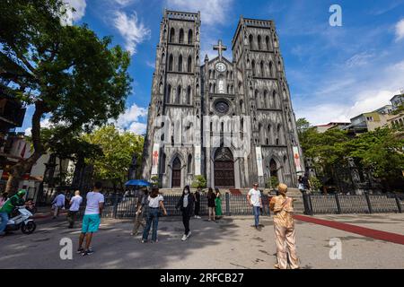 Hanoi, Vietnam - 28. Mai 2023: St. Joseph's Cathedral, ein göttliches Meisterwerk in Hanoi, fesselt mit seiner neogotischen Schönheit, hohen Türmen und intri Stockfoto