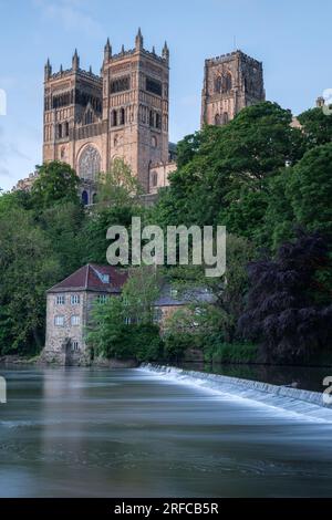 Durham Cathedral aus dem Fluss Wear. Stockfoto