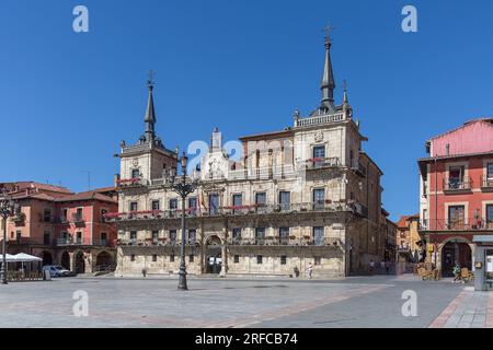 León Spanien - 07 04 2021 Uhr: Blick auf das Alte Rathaus von León, das städtische Kunstwerkshaus, die León Plaza Mayor oder den Leon Mayor Platz, Centr Stockfoto