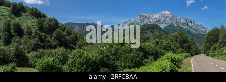Panoramablick auf den Picos de Europa oder den Gipfel Europas, eine Bergkette, die sich über 20 km erstreckt und Teil des Kantabrischen Gebirges in Nor ist Stockfoto