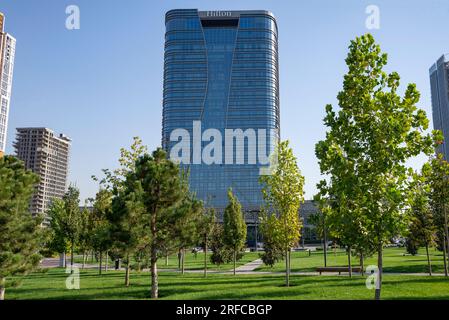 TASCHKENT, USBEKISTAN - 03. SEPTEMBER 2022: Blick auf das moderne Hilton Hotel vom Park. Taschkent, Usbekistan Stockfoto