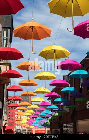 Farbenfrohe Regenschirme hängen über der Fußgängerzone im Stadtzentrum von Durham. Stockfoto