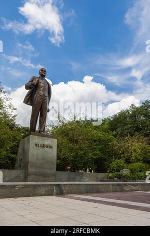 Hanoi, Vietnam - 28. Mai 2023: Das Lenin-Denkmal im Lenin-Park, Hanoi, ist eine prominente Statue von Wladimir Lenin, dem russischen Revolutionär. IT-Erfassung Stockfoto