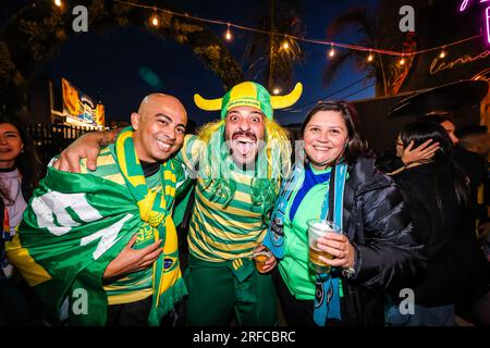 Melbourne, Victoria, Australien. 2. Aug. 2023. Brasilianische Fans auf dem Weg ins Stadion, bevor Jamaika Brasilien bei der FIFA Women's World Cup Australia und Neuseeland 2023 im Melbourne Rectangular Stadium spielt. (Kreditbild: © Chris Putnam/ZUMA Press Wire) NUR REDAKTIONELLE VERWENDUNG! Nicht für den kommerziellen GEBRAUCH! Stockfoto