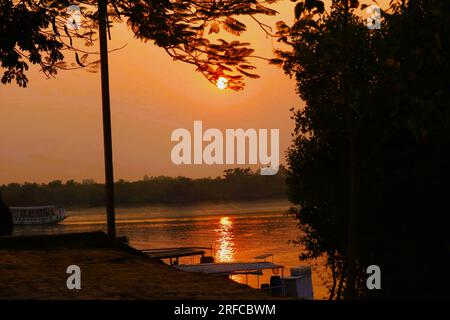 MESMARIZING SUNSET AUF MATLA RIVER Stockfoto