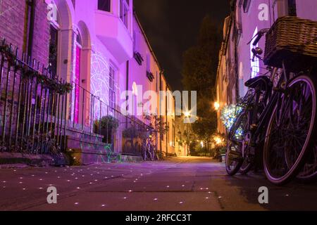 Niedrigpegel-Aufnahme bei Nacht der Weihnachtsbeleuchtung am Portugal Place, Cambridge Stockfoto