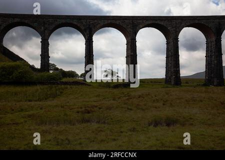 Ribblehead Viaduct in der Dämmerung, die die Settle-to-Carlisle-Eisenbahn durch das Ribble Valley in North Yorkshire führt Stockfoto