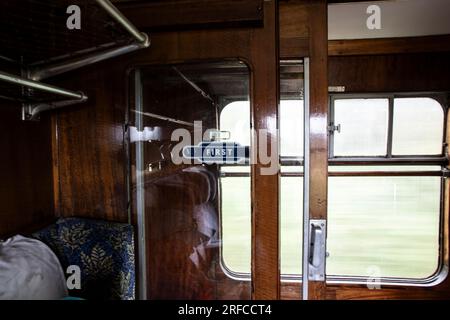 Klassische erste Klasse British Rail Carriage in Betrieb auf der historischen Eisenbahnlinie der Great Central Railway in Loughborough Stockfoto